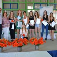 Zlate in diamantne maturantke Srednje pole Izola v družbi z 
izolskim županom Danilom Markočičem.  