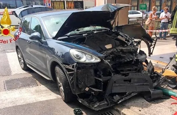 Okrog 14. ure se je avtomobil znamke porsche s srbskima 
registrskima tablicama zaletel v prodajalno Pam na križišču med 
Ul. Pauliana in Trgom Libertà v Trstu.