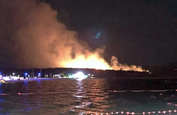 Kmalu po eni uri ponoči je pri priljubljeni plaži Zrće izbruhnil 
uničujoč požar, ki je razsvetljeval nebo  še vse do zore.