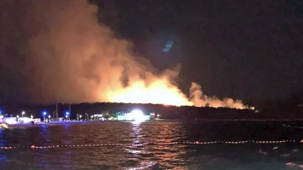 Kmalu po eni uri ponoči je pri priljubljeni plaži Zrće izbruhnil 
uničujoč požar, ki je razsvetljeval nebo  še vse do zore.