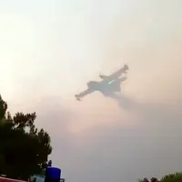 Zjutraj so na Pag prileteli tri canadairi in gasilcem  pomagali pri 
krotenju ognjenih zubljev.

