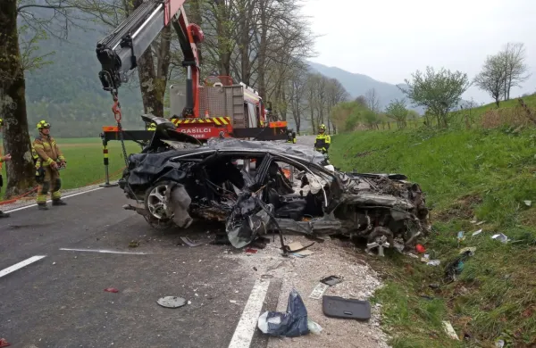 Najhujša letošnja prometna nesreča na severnoprimorskih cestah 
je aprila pri Kobaridu terjala tri življenja domačinov.
