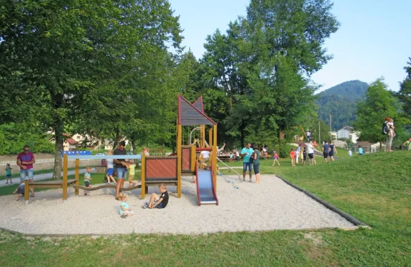 Čeprav je v parku Meca propadlo največ načrtov občine, je kot 
otroško igrišče zelo obljudena, zato je zapora za promet nujna.