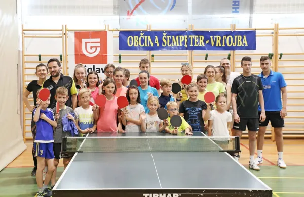 Zaključek sezone so v NTK Mahle Letrika v Vrtojbi proslavili v družbi  domačega vzornika, olimpijca Bojana Tokića (drugi zadaj z leve).