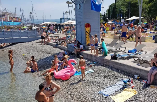 Na javnih kopališčih in drugih površinah, ki jih upravljajo občinska 
komunalna podjetja, bo do nadaljnjega onemogočeno prhanje.