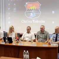 Valter Mlekuž, Vesna Marinko, Uroš Brežan, Marko Matajurc in 
Evgen Govekar ( z leve) so včeraj nanizali ukrepe za večjo varnost 
na cestah v Zgornjem Posočju.