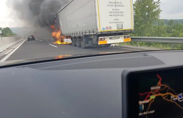 Na hitri cesti Nova Gorica-Razdrto med Selom in Ajdovščino je  
zagorel tovornjak.
