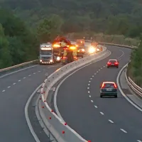 Na hitri cesti Nova Gorica-Razdrto zagorelo tovorno vozilo