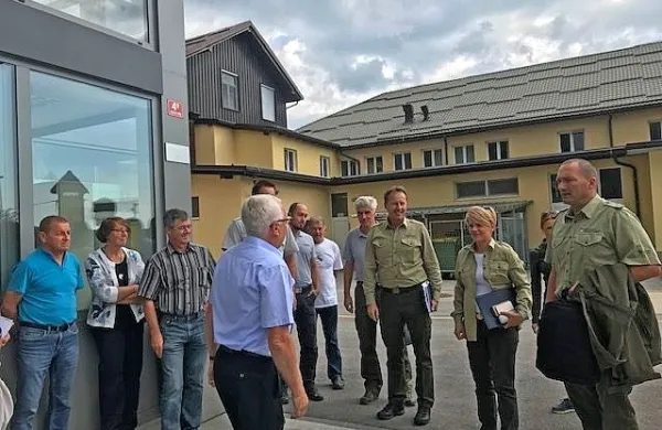 Kmetijska ministrica Aleksandra Pivec je danes obiskala Bloke, 
kjer se je srečala z županoma občin Bloke in Loška dolina, člani 
lovskih družin in kmeti, ki jih pestijo napadi zveri, predvsem 
volkov.