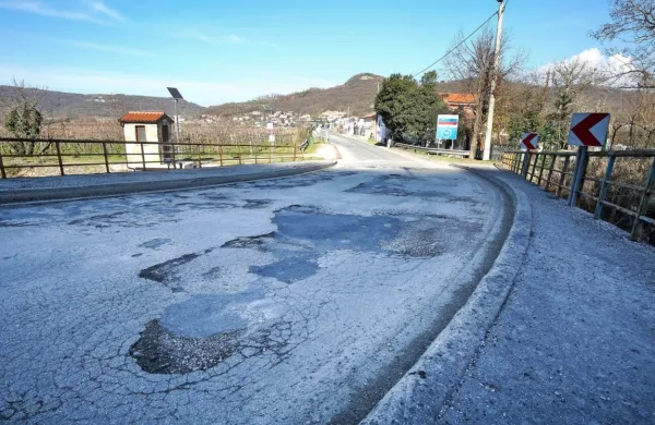  Most čez Dragonjo je  dotrajan,  ena turistično najbolj obremenjenih cest pa polna lukenj.