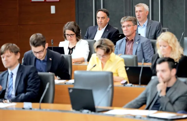 Državni zbor  po odložilnem vetu državnega sveta ni znova potrdil 
novele zakona o financiranju šolstva, ki spreminja način financiranja zasebnih osnovnih šol. 
