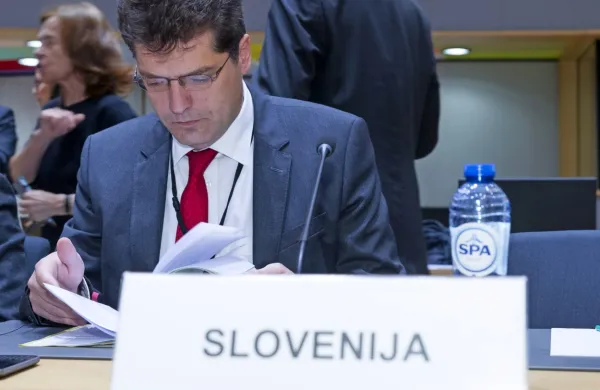 Janez Lenarčič je  karierni diplomat, ki je v  diplomatsko službo 
vstopil leta 1992.