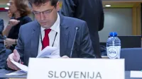 Janez Lenarčič je  karierni diplomat, ki je v  diplomatsko službo 
vstopil leta 1992.