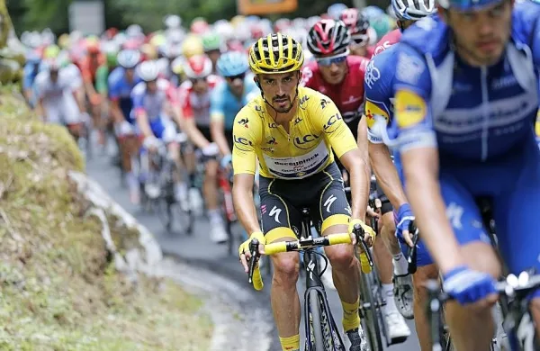 Julian Alaphilippe bo tudi danes nosil rumeno majico vodilnega na 
Touru. 