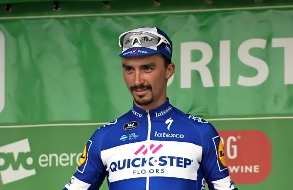 Francoski kolesar Julian Alaphilippe je z zmago v posamični vožnji 
na čas v Pauju še povečal prednost v skupnem seštevku dirke po 
Franciji.