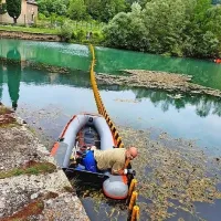 Na reki Rižani, v neposredni bližini njenega izvira,   so  že postavil 
pregrade (baraže) in pivnike za zadrževanje morebitnega onesnaženja s kerozinom.