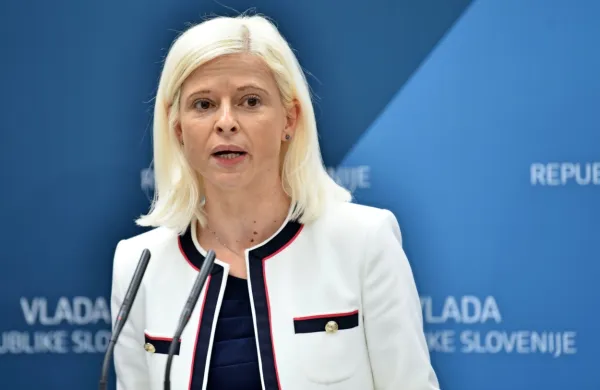 Ministrica za delo, družino, socialne zadeve in enake možnosti 
Ksenija Klmpfer