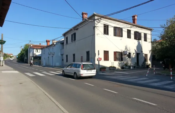 Na prehodu za pe&scaron;ce bo trapezna plo&scaron;čad