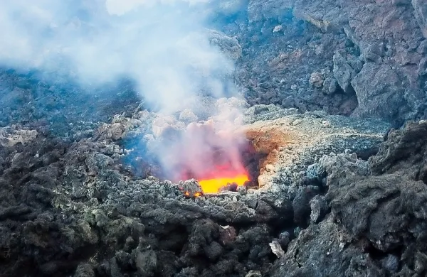 Lava teče iz kraterjev na jugovzhodni strani Etne okoli 1,5 
kilometra v smeri nenaseljenega območja Valle Del Bove.
