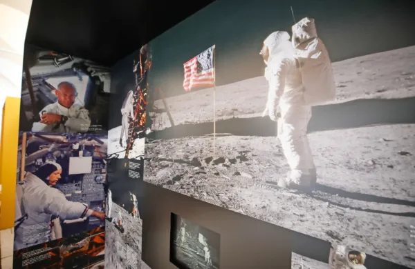Na misijo so na raketi Saturn 5 poleteli 16. julija 1969 iz 
Kennedyjevega vesoljskega središča na Floridi, posadko pa sta 
poleg Neila Armstronga sestavljala še Edwin Aldrin in Michael 
Collins.