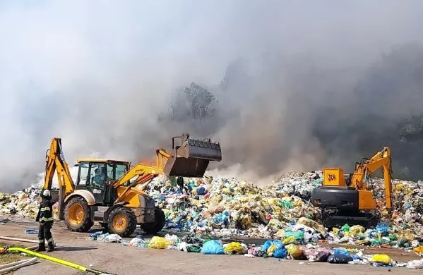 Ogenj je preskočil z manjšega na večji kup, kjer se nahaja od 160 
do 170 ton odpadkov. Gasilci so zato požar presekali s kopači, da 
se ni razširil.