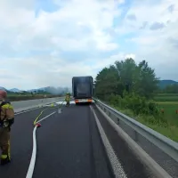 Požar je uničil tovorno vozilo in prvi del prikolice.