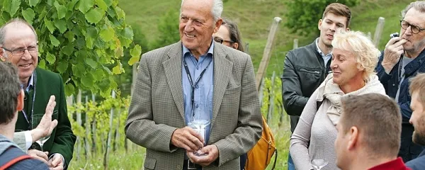 Alojz Gaube s Špičnika je novinarjem od daleč pojasnjeval, kako je 
bilo in kako je zdaj živeti ob meji in z njo.
