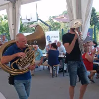 Muzikanti so ogreli šotor 