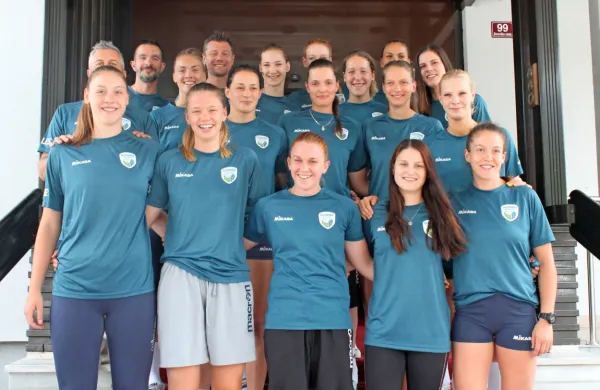 Slovenska ženska odbojkarska reprezentanca se je danes popoldne zbrala v Kranjski Gori in začela s pripravami na evropsko 
prvenstvo, ki se bo 23. avgusta začelo na Poljskem. 