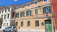 Ko se bo prihodnje leto geodetska uprava s Trga Brolo preselila  v 
upravno središče na Bonifiki, bo njene pisarne najverjetneje 
zasedel koprski javni stanovanjski sklad.