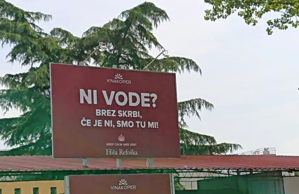 V Kopru so se v minulih dneh pojavili reklamni panoji Vinakopra z 
napisom “Ni vode? Brez skrbi. Če je ni, smo mi tu!”.