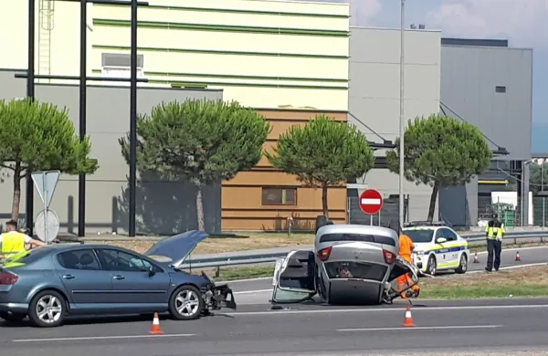 Z avtom na streho, &scaron;tirje v bolni&scaron;nico
