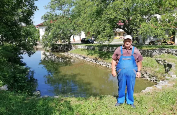 Milenko Oblak ob prvem bistriškem bazenu, ki bi ga rad obnovil.