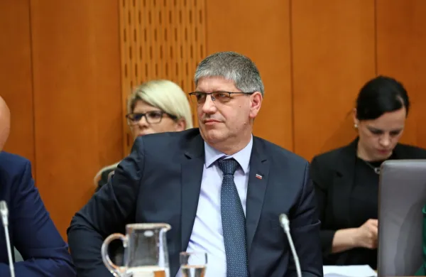 Notranji minister Boštjan Poklukar po ponovnem povečanju 
ilegalnih prehodov meje zagotavlja, da policija z vojsko in 
tehničnimi sredstvi obvladuje mejo v občini Ilirska Bistrica oz. 
državno mejo, migrante 