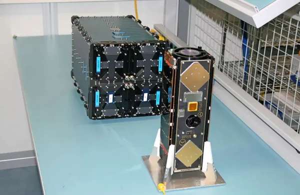 Iz izstrelišča v Francoski Gvajani naj bi satelit Trisat ga ponesla 
nosilna raketa Vega, a je evropskemu vesoljskemu podjetju 
Arianespace 11. julija spodletela izstrelitev takšne rakete v 
Zemljino orbito.