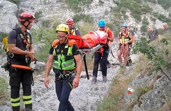 Med skokom v enega izmed tolmunov je mladenič  z glavo udaril ob 
skalo