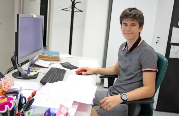 Dijak Feliks Vrtovec Možina je eden od 38 mladih, ki letos opravlja 
počitniško delo v javnih zavodih. 