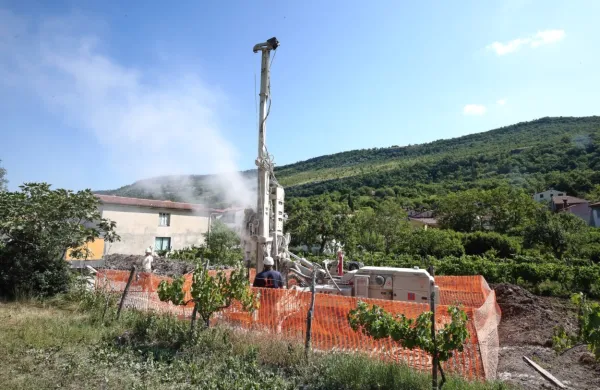 Agencija RS za okolje (Arso) v vrtini pri Hrastovljah zaznava 
nadaljnje upadanje koncentracije mineralnih olj, onesnaženje pa 
ostaja le v eni vrtini.