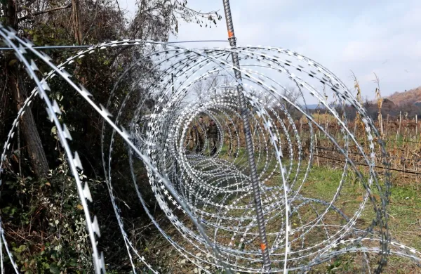 Ministrstvo za javno upravo je objavilo dve naročili: eno za 40 
kilometrov ograje s pripadajočimi stebri in sidrnimi vijaki ter 
rezilno žico ter drugo za dobavo stebrov in sidrnih vijakov ter 
montažo panelne ograje v dolžini 3,8 kilometra, ki je že na 
zalogi.