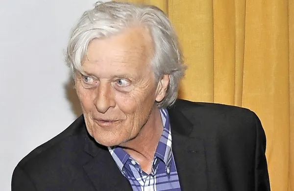 Rutger Hauer je gledalcem po vsem svetu najbolj poznan po vlogi 
morilskega replikanta Roya Battya v kultnem znanstvenofantastičnem filmu Iztrebljevalec iz leta 1982.
