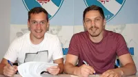 Miran Burgić (desno)  v vlogi športnega direktorja, ko je  podpisal pogodbo s povratnikom v vrste 
Gorice Luko Volaričem.