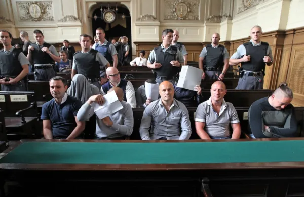 Prvo sojenje v zadevi Balkanski bojevnik je potekalo ob strogih 
varnostnih ukrepih  (fotografija iz maja leta 2011). Zaradi izločitve 
dokazov je senat po prvem sojenju  večino obtoženih oprostil. 