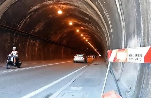 Kot kaže, se bodo v Trstu naposled lotili celovite sanacije predora 
Bombelj, ki povezuje Seneni trg in Istrsko ulico.