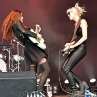  Rebecca in Megan  Lovell izvrstno  nažigata v bendu  Larkin Poe. 