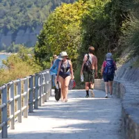 Delavci niso odstranili le skal, pač pa uredili pešpot in utrdili 
razgledno ploščad.