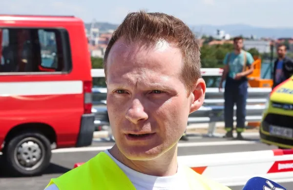 

Zdravnik Matej Rubelli Furman  je ob predstavitvi projekta navedel 
zaskrbljujočo statistiko, da v Sloveniji beležijo okoli 1600 srčnih 
zastojev letno, v slovenski Istri pa to pomeni en primer nenadnega 
srčnega zastoja na teden.
