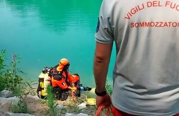 Tržaški gasilci enote za vodno reševanje NSSA so zjutraj intervenirali pri Latisani. Iz reke Tilment so potegnili truplo mladega 
moškega.