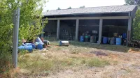 Precej nezavarovanih sodov z odpadnimi vnetljivimi in za okolje 
nevarnimi snovmi še kar leži sredi Pivke.  