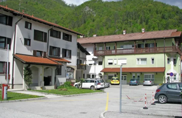 Dostop prek zasebnih parkirišč po odločbi sodišča ni več možen, zato občina načrtuje novo rešitev. 
Upa, da bodo stanovalci dali soglasje za nov dostop.   