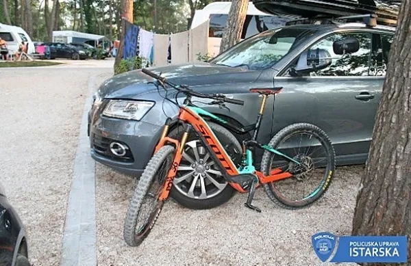 Poljak je  slovenskima gostoma ukradel štiri kolesa.